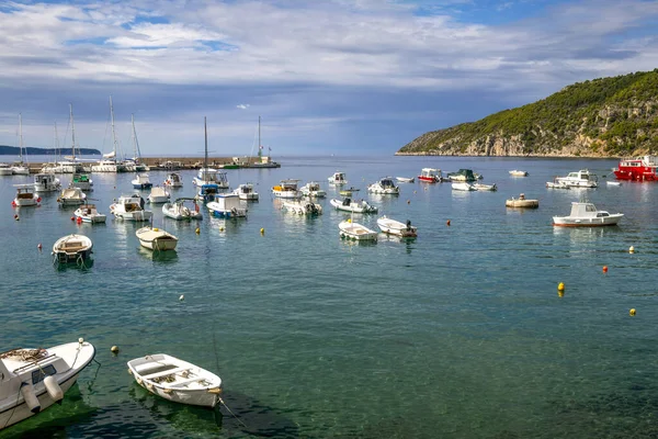 Panorama Van Komiza Nederzetting Vissershaven Eiland Vis Aan Adriatische Zee — Stockfoto