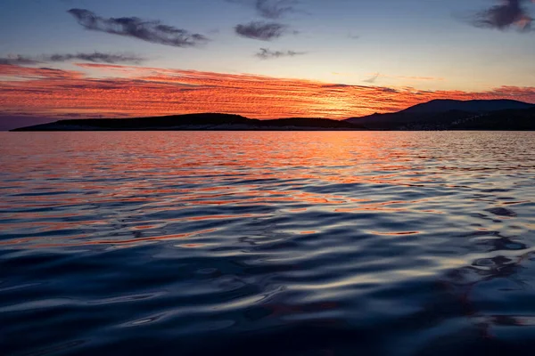 Mooie Oranje Rode Wolken Kleurrijke Zonsondergang Aan Adriatische Zee Eiland — Stockfoto