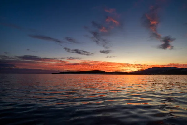 Piękne Pomarańczowe Czerwone Chmury Kolorowym Zachodzie Słońca Nad Adriatykiem Wyspa — Zdjęcie stockowe