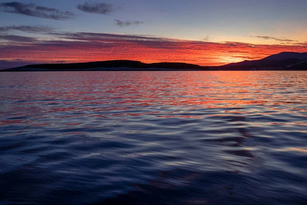 Piękne Pomarańczowe Czerwone Chmury Kolorowym Zachodzie Słońca Nad Adriatykiem Wyspa — Zdjęcie stockowe