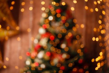 Parlak ve parlaklık Noel ağacı ile usulca bokeh arka plan bulanık.