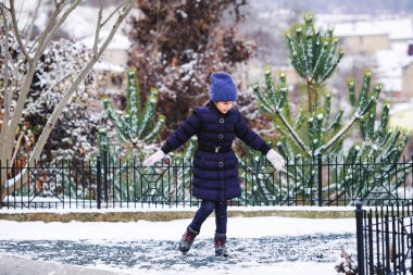 Kar ile açık oynayan menekşe elbiseleri güzel genç kız.