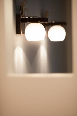 İki duvar lambası beyaz gölge ile. Minimalist iç tasarım.