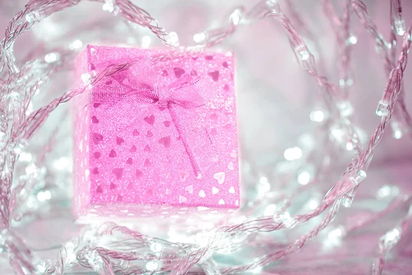 Roze Geschenkdoos Met Een Boog Kleine Harten Een Silver Wazig — Stockfoto