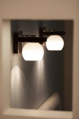 İki duvar lambası beyaz gölge ile. Minimalist iç tasarım.