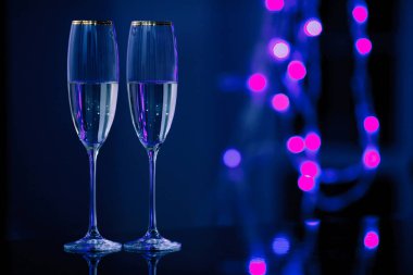 İç kısımda bir çift şampanya var. Tatil konsepti.