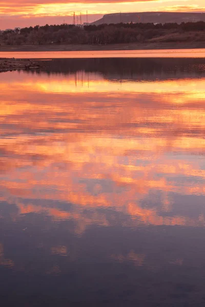 Paysage tranquille délicat de la vue du bas au ciel pur . — Photo