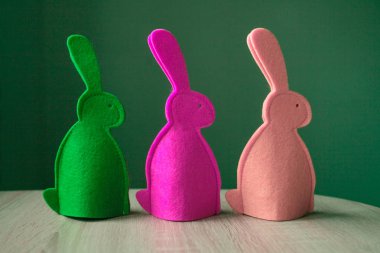 Paskalya tavşanları yeşil zemin üzerine.