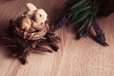 Paskalya tavşanı ahşap arka plan üzerinde.