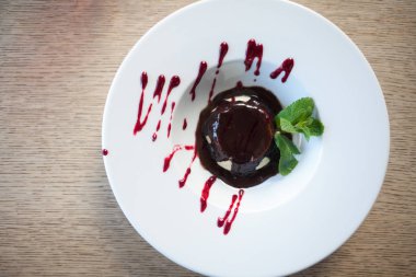 Tatlı krem peynir ve reçel ile.