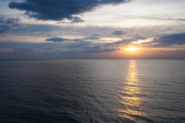 Deniz sahilinde gün doğumu.