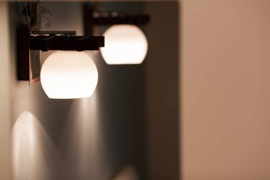 Beyaz gölge ile duvar lambaları.