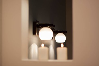 Duvar lambaları beyaz gölge ve bulanık mum.