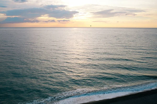 Salida del sol en la playa del mar. — Foto de Stock