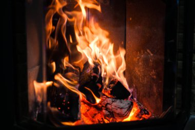 Şöminede yangın var..