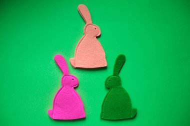 Paskalya tavşanları yeşil zemin üzerine.