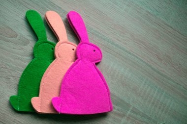 Bunnies ışık beyaz arka plan üzerinde renkli Paskalya hissettim.