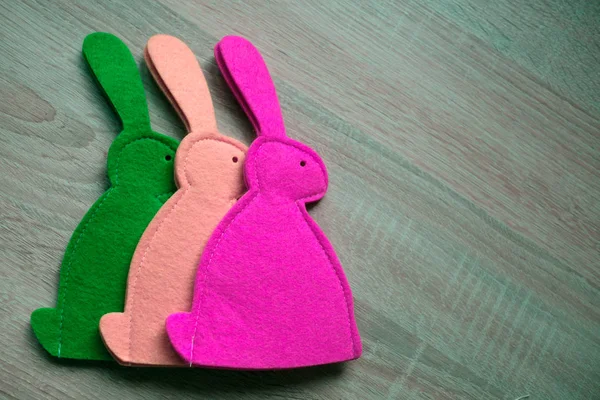 Bunnies ışık beyaz arka plan üzerinde renkli Paskalya hissettim.