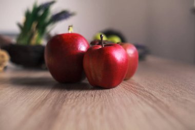 Ahşap arka plan üzerinde kırmızı büyük elma.