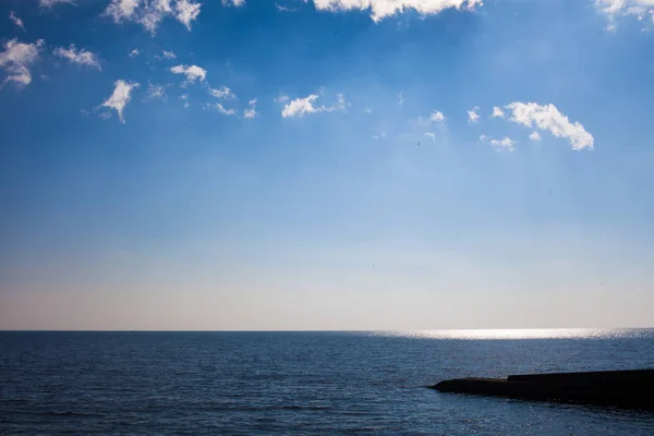 Hermosa vista sobre la playa y el cielo . — Foto de Stock