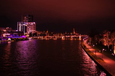 Bright görüntülemek gece city, nehir ve gökdelen.