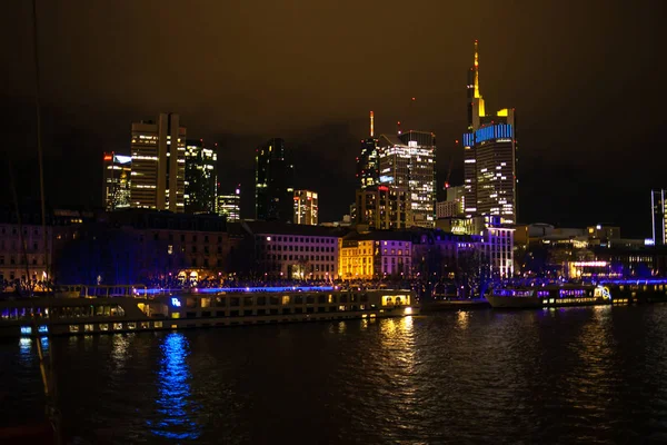 Luminosa vista sulla città di notte e sul grattacielo . — Foto Stock