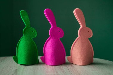 Paskalya tavşanları yeşil zemin üzerine.