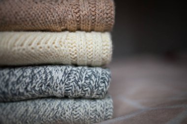 Eve bir arka plan üzerine yünlü giysiler.