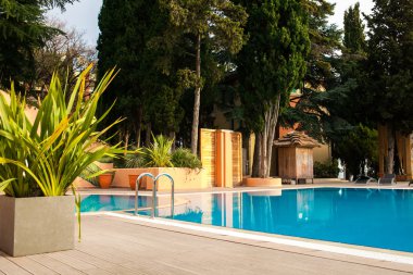 Otelde lüks açık yüzme havuzu.