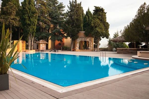 Piscina exterior de lujo en el hotel . — Foto de Stock