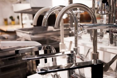 Banyo mikserler ile stand.