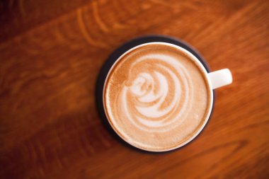 Bir ahşap masa üstü kahve kapuçino.