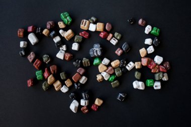 Siyah arka plandaki renk dragees.