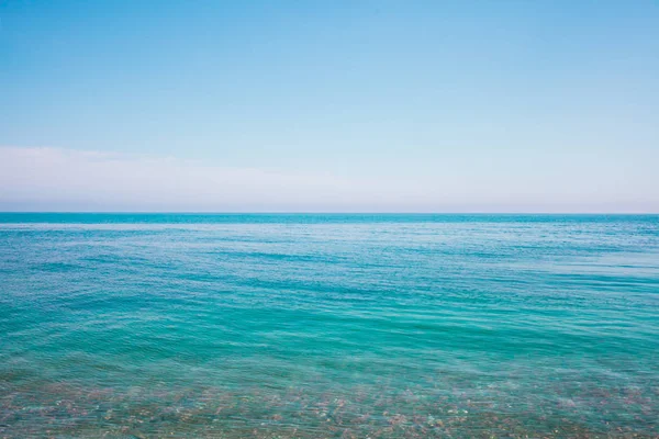 대낮에 푸른 하늘과 놀라운 바다 풍경의 아름다운 파노라마. — 스톡 사진