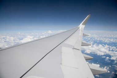 Bir uçak penceresinden manzara.