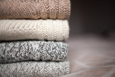 Yatakta örme yün giysiler. Retro tarzı.