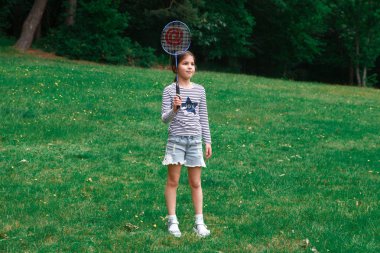 Parkta badminton oynayan kız.