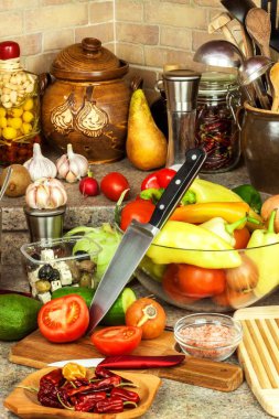 Mutfakta sebze salatası hazırlanması. Taze sebze mutfak tahtası. Sağlıklı bir diyet yemek