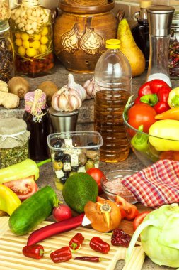 Mutfakta sebze salatası hazırlanması. Taze sebze mutfak tahtası. Sağlıklı bir diyet yemek