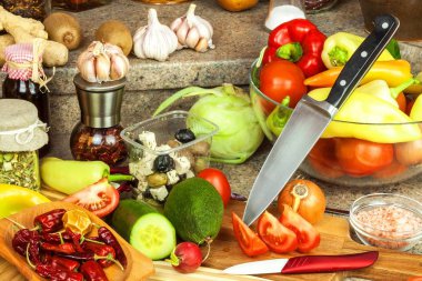 Mutfakta sebze salatası hazırlanması. Taze sebze mutfak tahtası. Sağlıklı bir diyet yemek