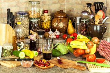 Mutfakta sebze salatası hazırlanması. Taze sebze mutfak tahtası. Sağlıklı bir diyet yemek