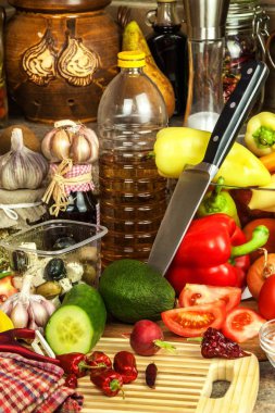 Mutfakta sebze salatası hazırlanması. Taze sebze mutfak tahtası. Sağlıklı bir diyet yemek