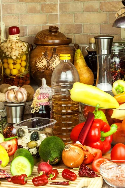 Mutfakta sebze salatası hazırlanması. Taze sebze mutfak tahtası. Sağlıklı bir diyet yemek