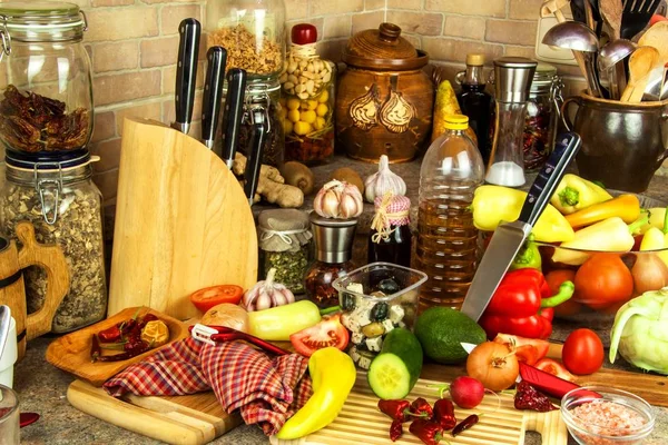 Mutfakta sebze salatası hazırlanması. Taze sebze mutfak tahtası. Sağlıklı bir diyet yemek