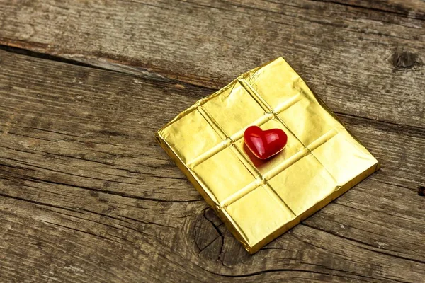 Chocolate Amargo Una Lámina Oro Sobre Una Tabla Madera Delicias — Foto de Stock