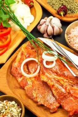 Ham Marine domuz eti boyun. Izgara et hazırlanması. Çiğ domuz eti ve baharat. Taze et kasap