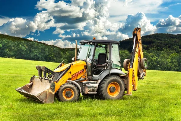 Escavatore Arancione Prato Verde Macchine Agricole Paesaggio Agricolo Nella Repubblica — Foto Stock