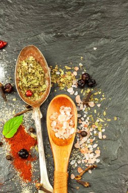 Baharat kayrak plaka üzerinde farklı türleri. Baharat satışı. Baharatlı gıda hazırlanması. Reklam baharat satıcı