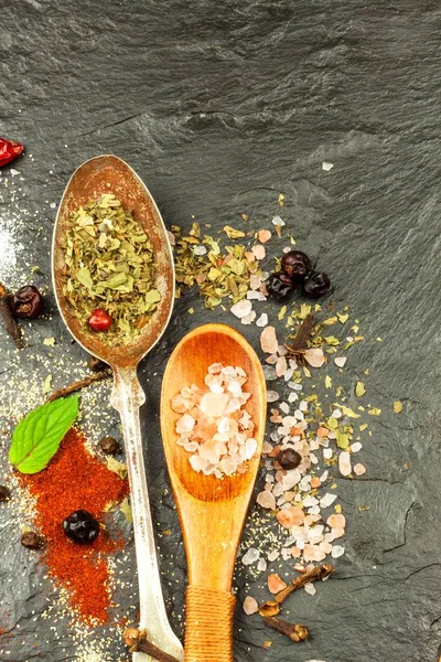 Baharat kayrak plaka üzerinde farklı türleri. Baharat satışı. Baharatlı gıda hazırlanması. Reklam baharat satıcı