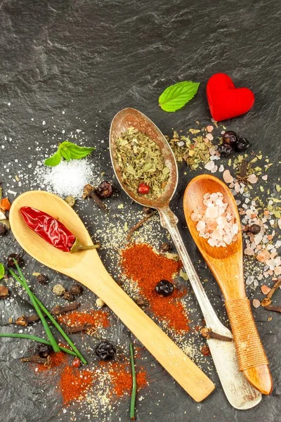 Baharat kayrak plaka üzerinde farklı türleri. Baharat satışı. Baharatlı gıda hazırlanması. Reklam baharat satıcı